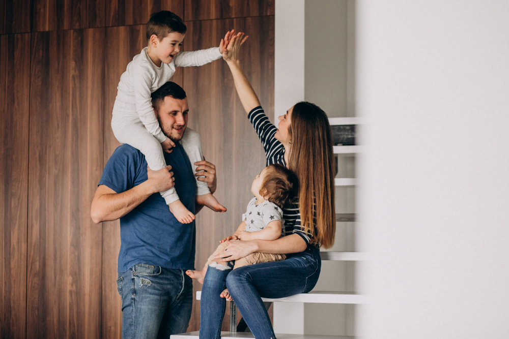 Familia protegida con asesoría en salud y finanzas
